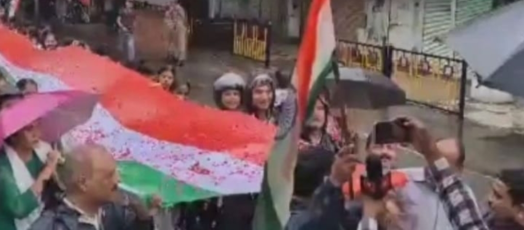 वाराणसी मां तुझे प्रणाम तिरंगा यात्रा बुधवार को सुबह बारिश  भी नही रोक पाई बरसते पानी में  निकली तिरंगा यात्रा