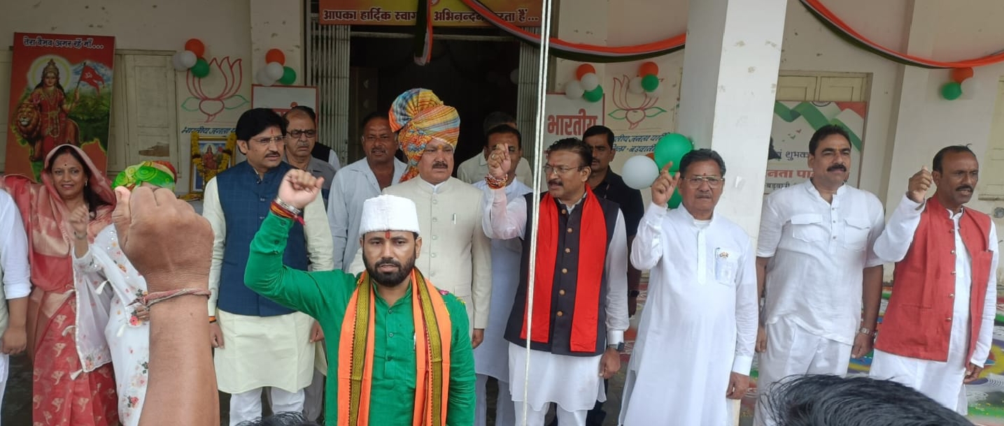बडवानी जिला भाजपा कार्यालय पर जिला अध्यक्ष ने किया ध्वजारोहण  बहनों ने बांधी राखी भाजपा जिला अध्यक्षअजय यादव का मनाया जन्म दिन
