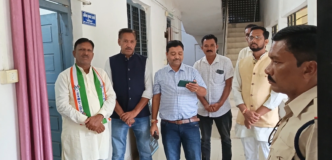 अंजड 79 वा स्वतंत्रता दिवस पर कृषि उपज मंडी में किसान नेताओ की उपस्थिति में मंडी  सचिव अनिल उजले ने हर्षोल्लास से ध्वजा रोहन कियागया