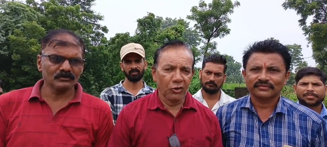 अंजड़ रंजीत तालाब में सुसाड नदी के पानी को प्रशासन के अधिकारियों ने रोका किसानों ने उठाई आपत्ती