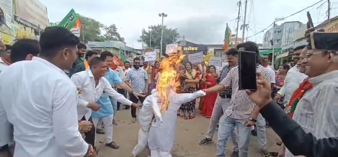 भाजपाइयो ने रैली निकाल, कांग्रेस कार्यालय का घेराव कर राहुल गांधी व तेजस्वी यादव के पुतले का दहन किया।
