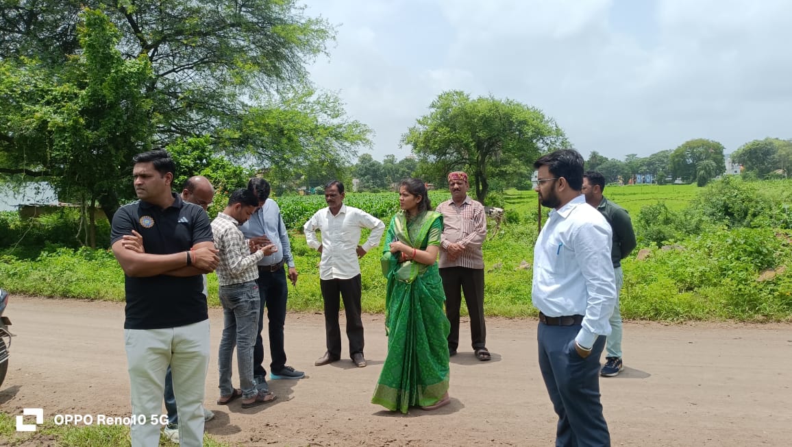 नालछा 5.5करोड़ की लागत से बनने वाले अत्याधूनीक जनपद पंचायत भवन के स्थल निरीक्षण की प्रक्रिया शुरू अधिकारियों के साथ जनप्रतिनिधियों ने रामपाल की धाम रोड स्थित सोमवारीया क्षेत्र मैं देखने पहुंचे जमीन