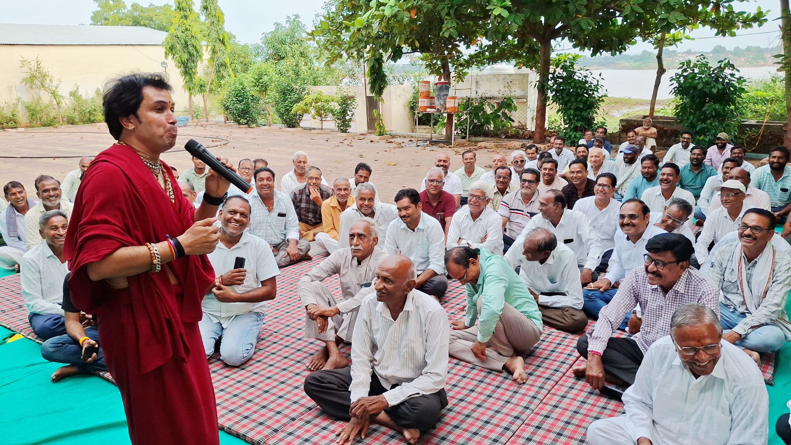 मनावर माँ रेवा घाट का निर्माण होगा ऐतिहासिक बैठक में मात्र दो घंटे में दस लाख रुपए के  दान प्राप्त हुवा क्षेत्र किं जनता बड़ चढ़ कर सहयोग कर रही हैं घाट निर्माण में