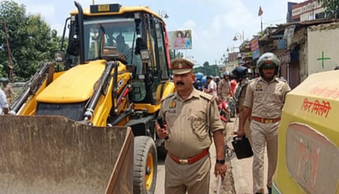 कचहरी रोड से पुलिस लाईन तक अवैध निर्माण पर बुलडोजर चला पुलिस फोर्स की मौजूदगी में,