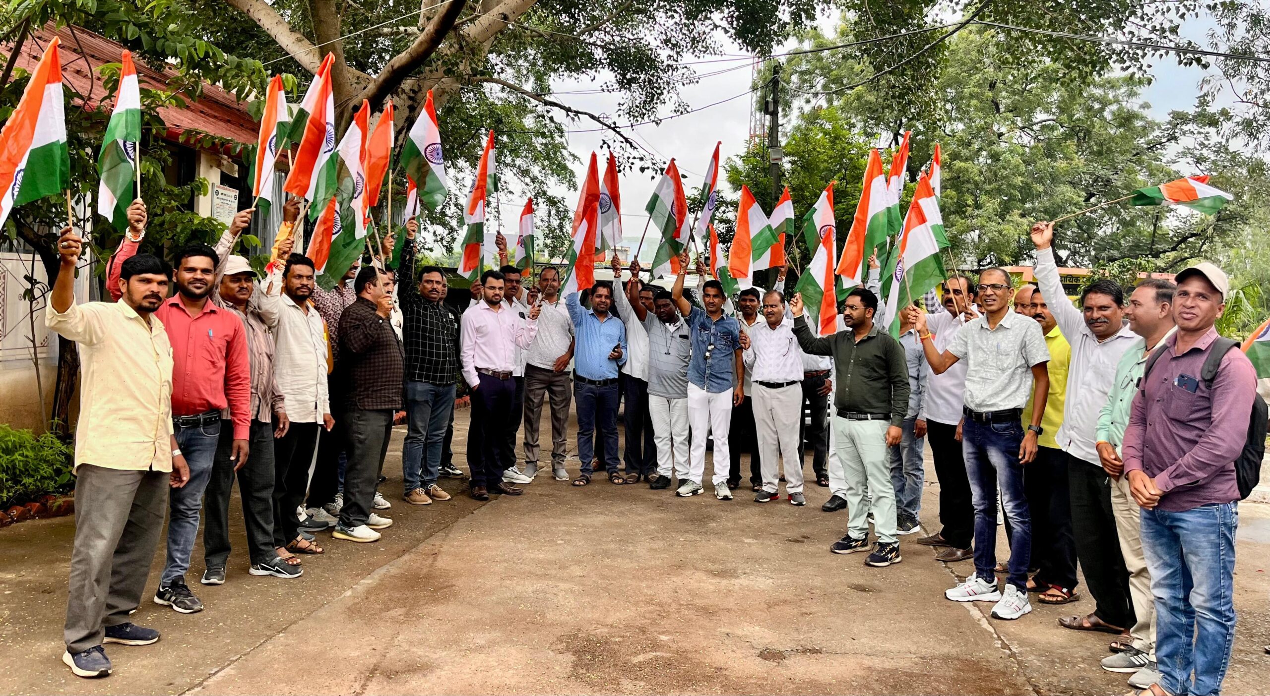 नालछा हर घर घर तिरंगा तिरंगा यात्रा धूम धाम से उल्लास पूर्वक देशभक्ति की भावना जागृत कर ग्राम नालछा में निकाली; गई