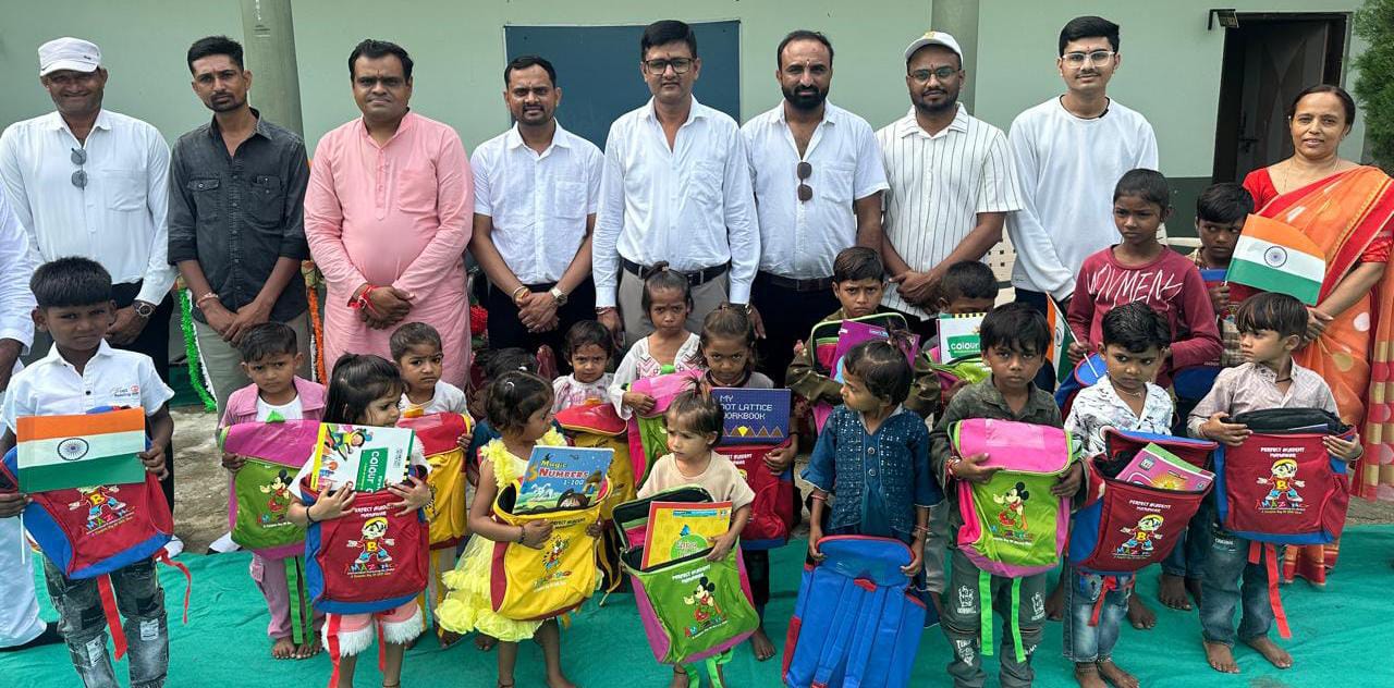 मनावर के खेड़ी हनुमंतिया में परफेक्ट एकेटमि स्कूल संस्था पर समाजसेवी अविनास गहलोद ने झंडा वंदन किया