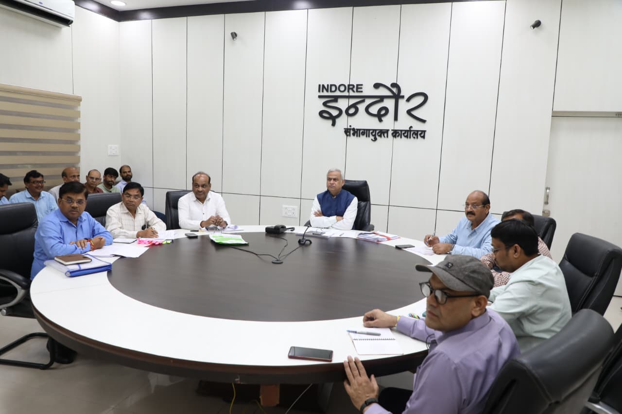 इंदौर सड़कों के निर्माण एवं संधारण के कार्य समयसीमा और गुणवत्ता के साथ पूर्ण करें : संभागायुक्त श्री सिंह