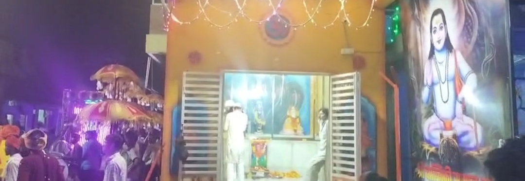 कुक्षी नगर कुक्षी में वाल्मीकि समाज के आराध्य भगवान गोगा देव जी महाराज की पूजा अर्चना कर पवित्र छड़ी निशान की भव्य शोभा यात्रा बैंड बाजे एवं ढोल डमाकों के साथ बड़ी धूम धाम से निकाली गई जगह जगह हुवा स्वागत