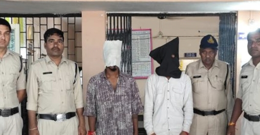 धामनोद अवैध शराब परिवहन करते हुये आरोपीयो को धामनोद पुलिस ने किया गिरफ्तार 