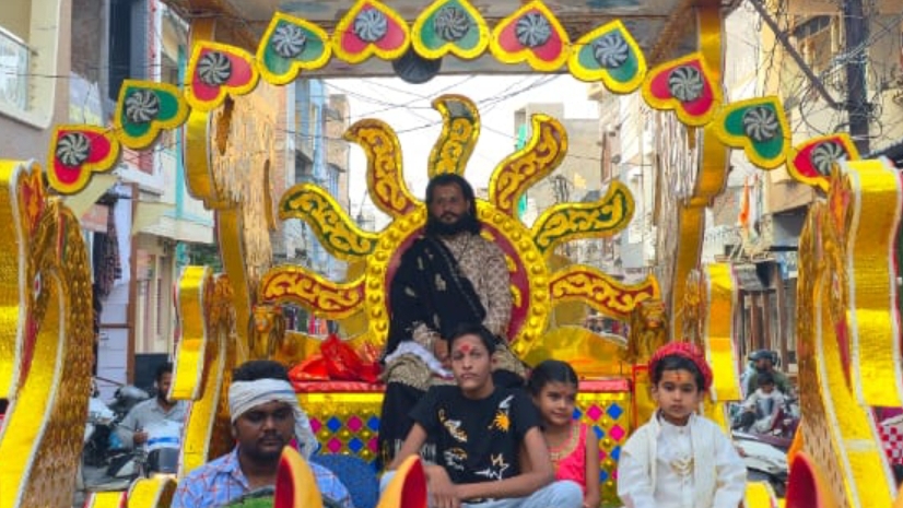 अलीराजपुर राठौड़ समाज द्वारा आयोजित श्री रणछोड़ राय मंदिर से श्रीमद् भागवत कथा से पूर्व भव्य कलश यात्रा निकाली गई  सैकड़ो की संख्या में भक्त हुवे शामिल