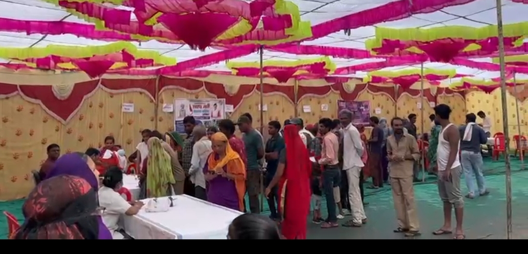 सिविल अस्पताल अंजड़ के अंदर स्वास्थ्य शिविर प्रारंभ सुबह 11:00 बजे से 4 बजे तक यह शिविर चलेगा लगी लंबी कतार