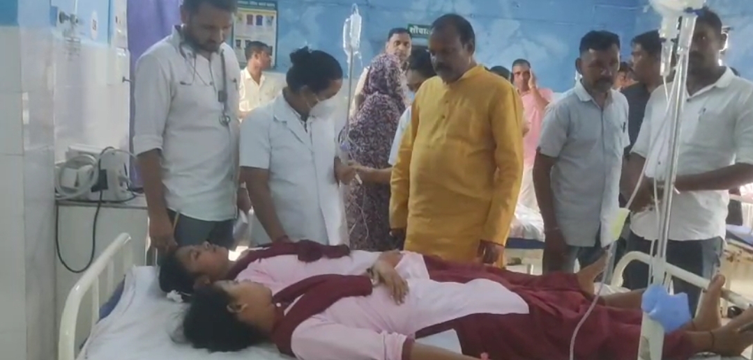 आलीराजपुर - कट्टीवाडा कन्या स्कुल शिक्षा परिसर मे 39 छात्राए खाना खाने का बाद अचानक हुई बीमार , 39 छात्राओं को इलाज हेतु अस्पताल लाया गया , तहसीलदार सहित  विभागीय अधिकारी मौजूद भाजपा नेता भदू पचाया भी अस्पताल पहुँचे ।