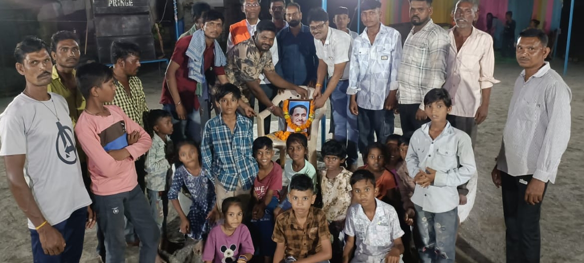 अंजड वार्ड क्रमांक 06 के बूथ क्रमांक 15 एवं 16 पर पण्डित दीनदयाल जी उपाध्याय की जन्म जयंती पर उनके चित्र पर पुष्प माला पहनाकर उनके जीवन चरित्र के बारे में बताया।