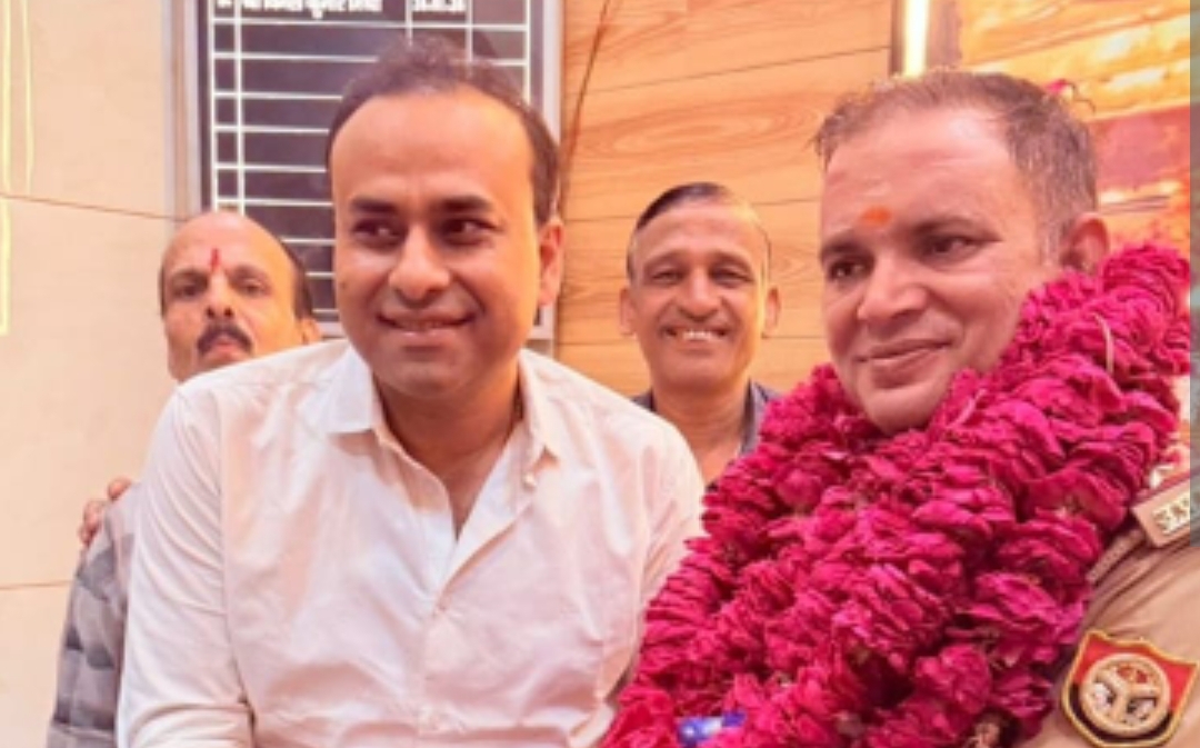 चौक थाना परिसर में नए प्रभारी दिलीप कुमार मिश्रा का   व्यापारी समिति के अध्यक्ष संदीप गुप्ता ने  फुल माला  पहनाकर एवं काशी विश्वनाथ का चित्र भेट कर  सम्मान किया
