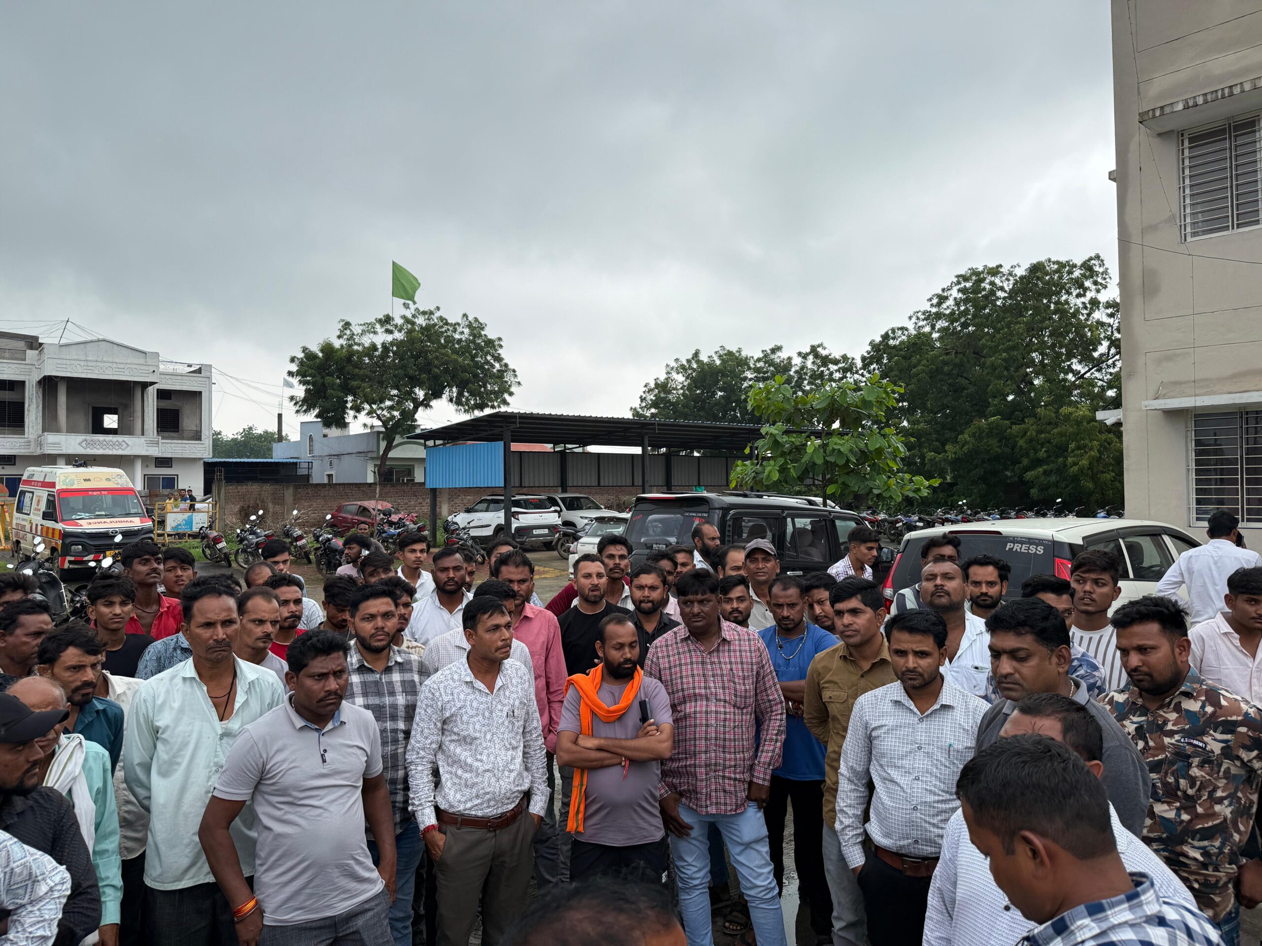 टवलाई पंचायत भवन की निर्माण की शिकायती आंच पर सिक रही है राजनैतिक रोटियांसरपंच प्रतिनिधि पर पुलिस की एकतरफा कार्रवाई के विरोध में ग्रामीणों ने थाने पर किया प्रदर्शन विधायक ने fir पर उठाए सवाल