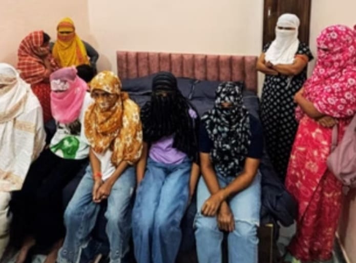 वाराणसी में होटल से देह व्यापार का भंडाफोड़, मैनेजर सहित 17 लोग गिरफ्तार ,