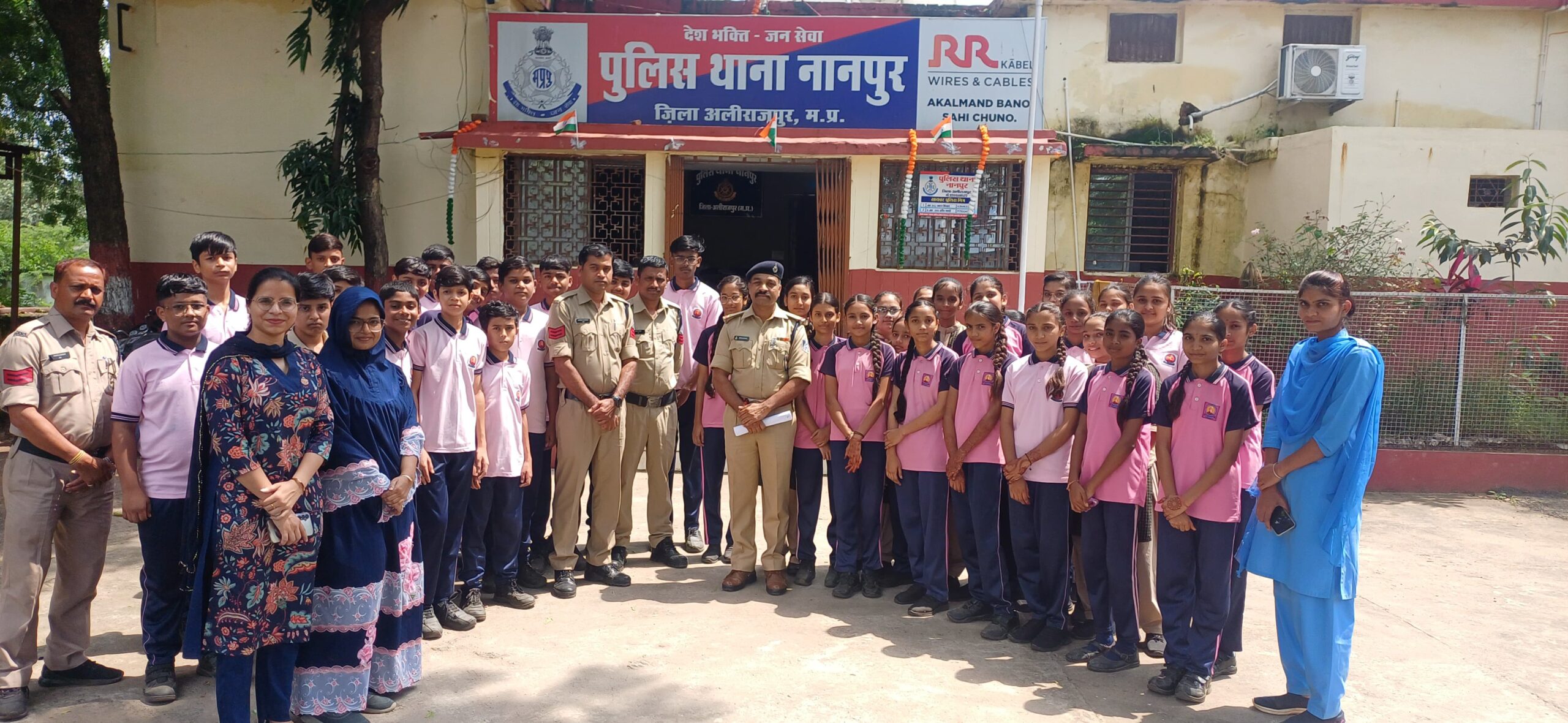 स्वामी विवेकानंद विद्या विहार स्कूल नानपुर के कक्षा 09 वी व 10 वीं के बालक बालिकाएं को थाने पर आमंत्रित किया गया  इंचार्ज थाना प्रभारी स.उ.नी. दिनेश अवस्या द्वारा सरदार वल्लभभाई पटेल की 150 जन्म जयंती के उपलक्ष्य में राष्ट्रीय एकता दिवस शपथ दिलाई गई