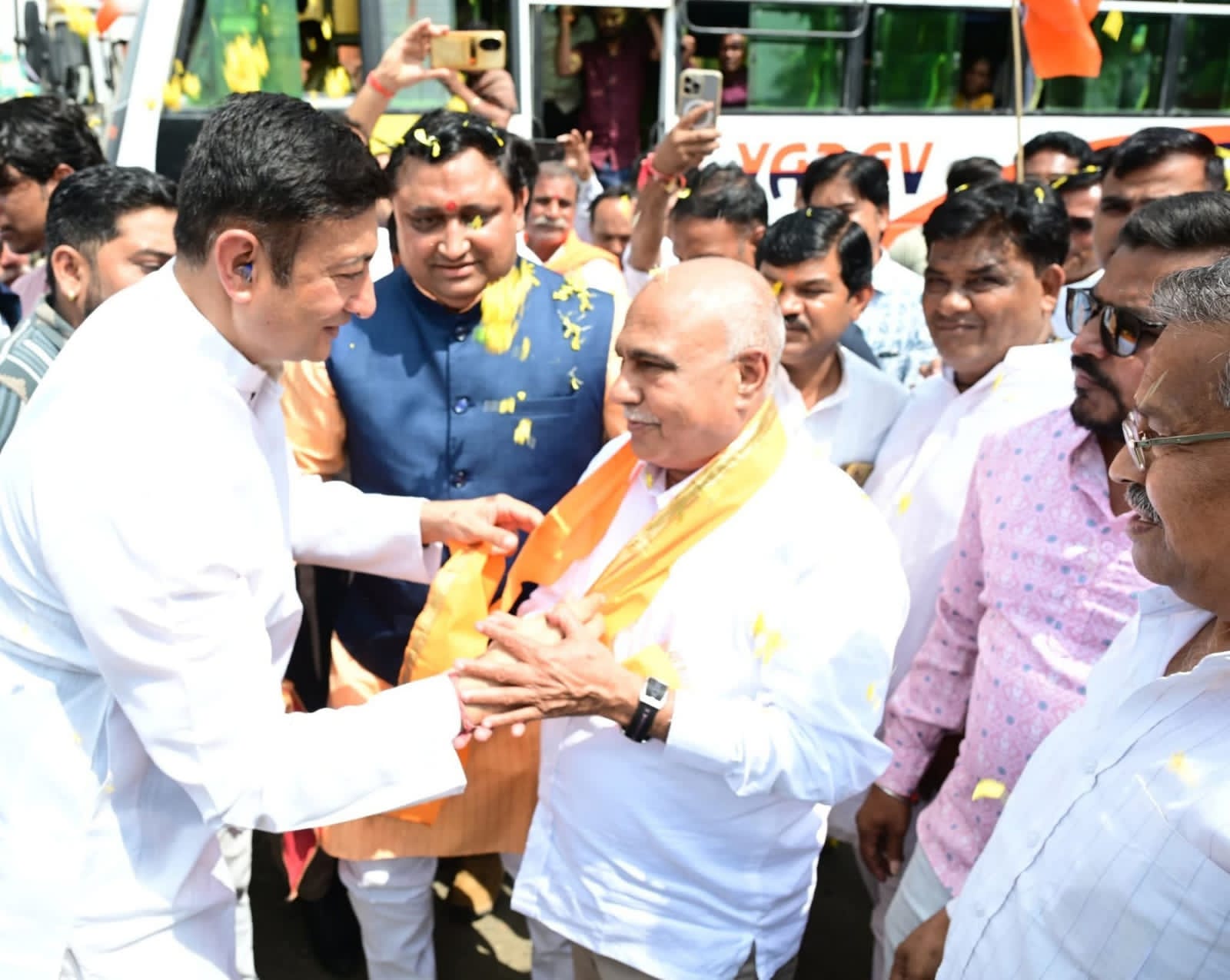 बदनावर भाजपा प्रदेशाध्यक्ष हेमंत खंडेलवाल व संगठन महामंत्री हितानंद शर्मा भैंसोला जाते समय बड़ी चौपाटी रुके  भाजपा के जिलाध्यक्ष निलेश भारती व पूर्व उद्योग मंत्री राजवर्धन सिह दत्तीगांव की उपस्थिति में पार्टी कार्यकर्ताओ ने धुमधाम से स्वागत किया।