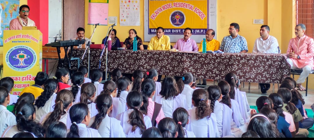 कवि सम्मेलन के रूप में सार्थक हुआ हिंदी दिवस*  एकलव्य विद्यालय द्वारा आयोजित कार्यक्रम में काव्य रस की बही रस धारा