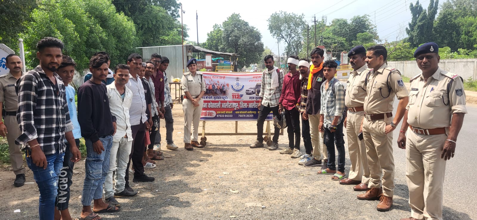 अलीराजपुर पुलिस अधीक्षक के द्वारा पावागढ़ जाने वाले दर्शनार्थी एवं वाहन चालकों को कोई समस्या ना हो इसको लेकर दिशा निर्देश दिए