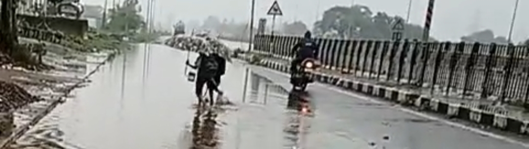 धुलेट नेशनल हाईवे सर्विस रोड पर भरे पानी से परेशान मासूम छात्र का वीडियो वायरल, जिम्मेदारों पर उठे सवाल