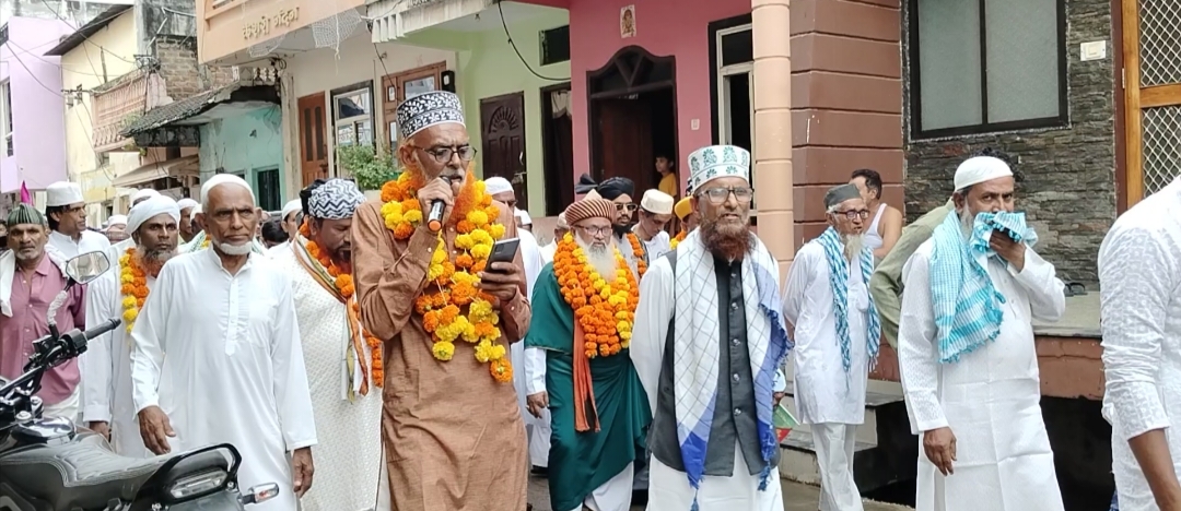 कुक्षी धार्मिक ध्वज के साथ साथ नारेए तकबीर अल्लाह हूं अकबर के नारे लगातेहुए , बड़े उत्साह और उमंग के साथ ,निकाला कूक्षी मुस्लिम समाज ने ईद मिलादुन्नबी का जुलुस।