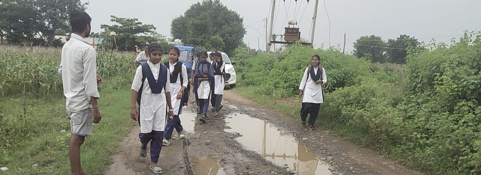 कुक्षी विधानसभा का ग्राम डूकनी स्कूल के बच्चों को बारिश में कीचड़ और पानी से निकलने के लिए मजबूर सरकारी तंत्र ने फेरा मुंह आवेदन के बाद भी नहीं दे रहा है प्रशासन ध्यान कब बनेगा डामरीकरण रोड