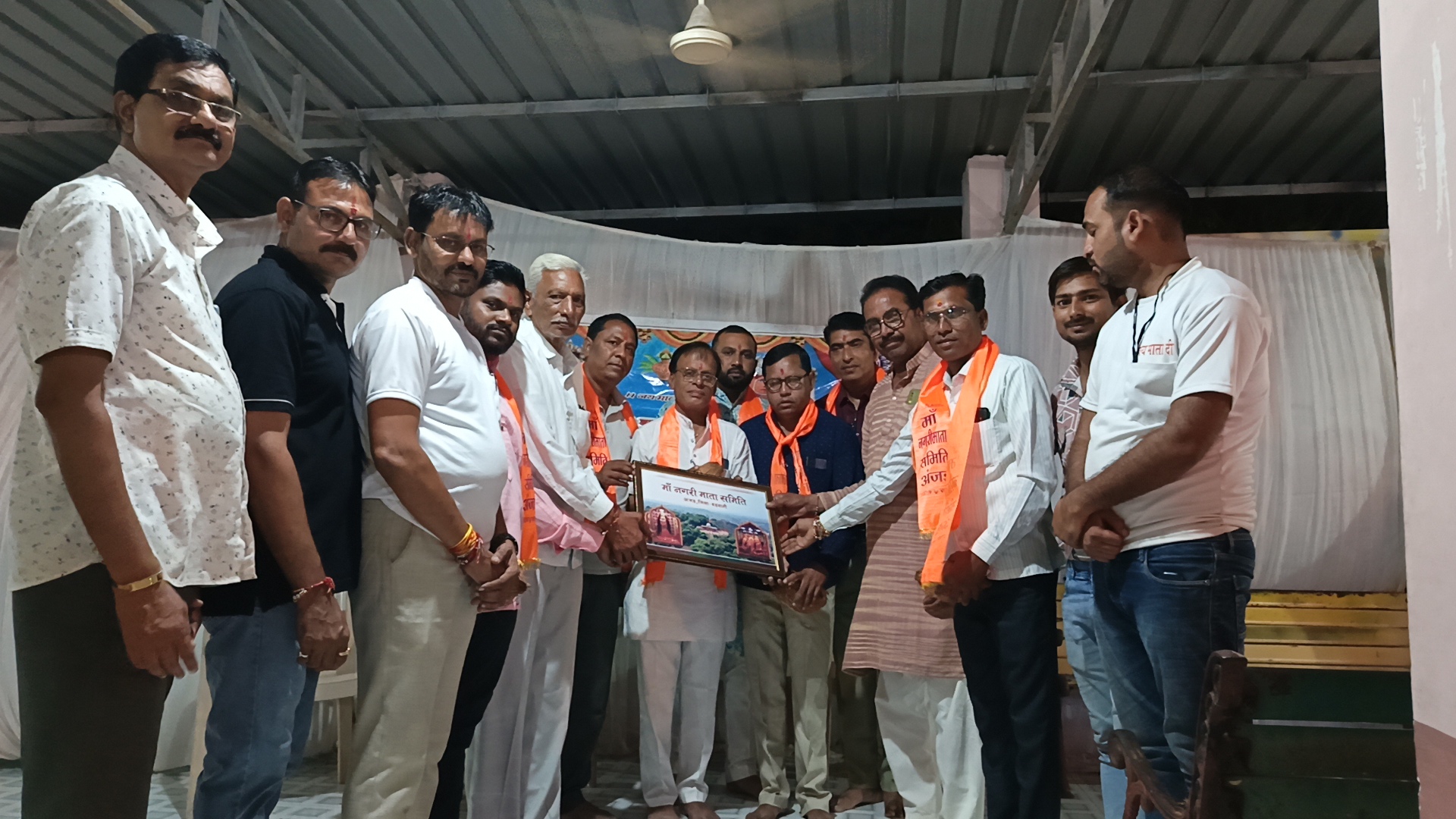 अंजड शारदीय नवरात्र के पावन पर्व पर आज चतुर्थ माल पर भक्तों की अपार भीड़ नगरी माता के मंदिर में रही मंदिर समिति के द्वारा नगर परिषद के अध्यक्ष एव पार्षदों का किया सम्मान