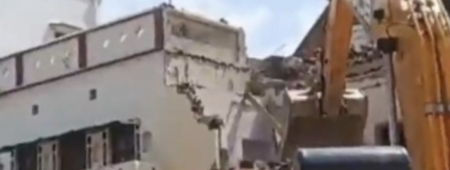 वाराणसी में चला बुलडोजर कई मकान ढहाए गए पुलिस बल तैनात |