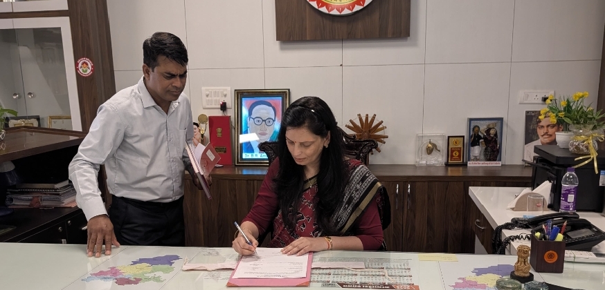 अलीराजपुर कलेक्टर श्रीमती नीतू माथुर ने अपना पदभार ग्रहण किया इस मौके पर  पूर्व कलेक्टर डॉ बेडेकर ने पुष्प गुच्छ  भेटकर  नवीन कलेक्टर का स्वागत किया