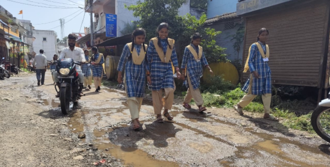 नालछा 25 वर्ष पूर्व हुए रोड निर्माण हुवा क्षतिग्रस्त आम जनता को हो रही परेशानी सरकार का इस  और ध्यान नहीं