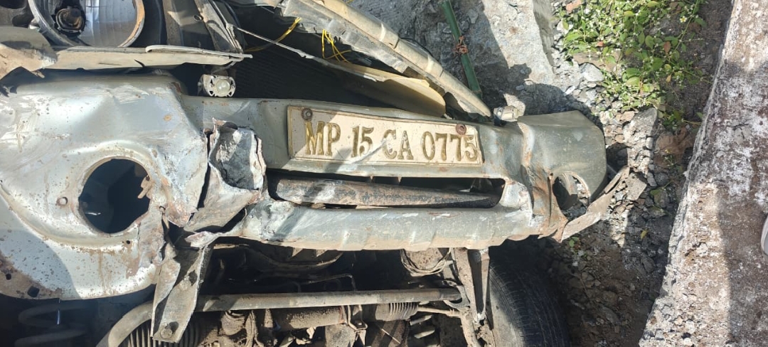 धार मांडव के मालीपुर की घाटी में बोलेरो हादसा नर्मदा परिक्रमा कर रहे परिवार की गाड़ी पलटी, दो गंभीर घायल,6 घायलों का मांडव अस्पताल में उपचार जारी