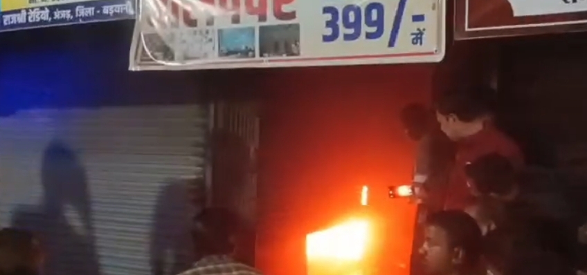 अंजड़ नगर में धनतेरस पर श्री कृष्णा चौक में संचालित रेडियो टीवी को सुधारने वाले दुकानदार विजय गंधवानी की दुकान के अंदर लगी भीषण आग रात्रि में करीब 8.30 बजे के लगभग लगी थी आंग