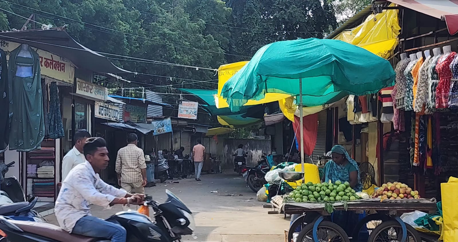 मनावर नगर पालिका के मनमाने तरीके से नगर में अवैध कब्जा करते जा रहे लोग  कई लोग 10 रु की पर्ची कटा कर देते हैं रास्ता बंद आम जनता परेशान