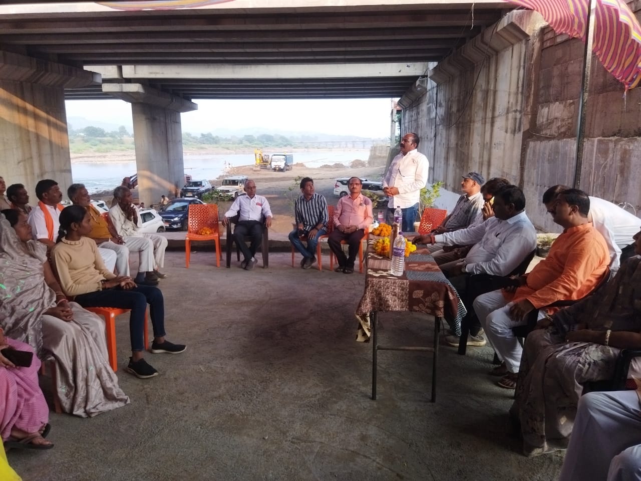 धरमपुरी विधानसभा के विधायक कालू सिंह ठाकुर के निज निवास सिमराली पर आगामी दीपावली मिलन समारोह आयोजन की रूपरेखा हेतु विधानसभा क्षेत्र के कार्यकर्ताओं की बैठक का आयोजन किया गया