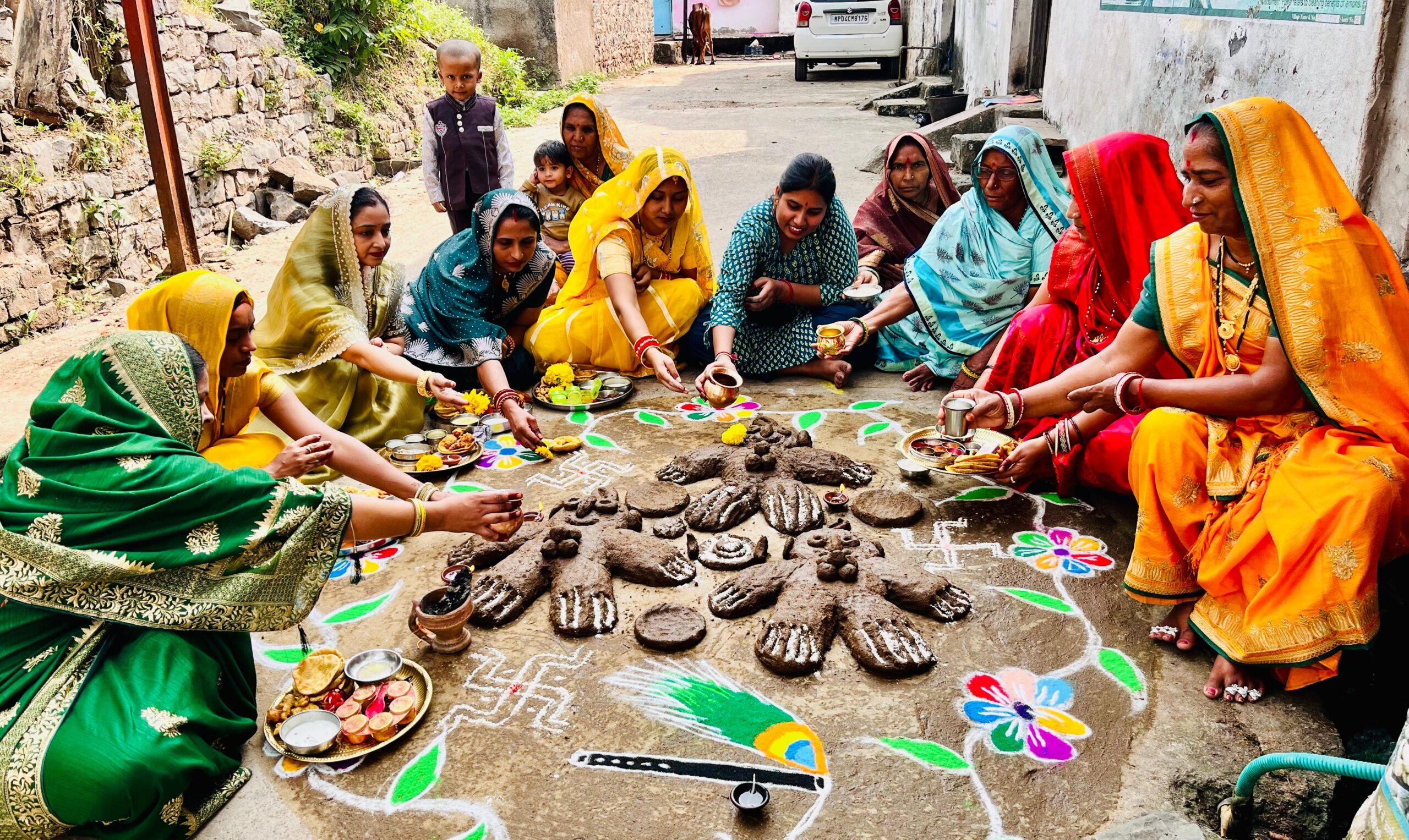 नगर में गोवर्धन पूजा का त्योहार  हर्ष उल्लास के साथ मनाया गया घरों के आंगन में महिलाओं द्वारा गोवर्धन पूजा की गई एवं पाड़ों की लड़ाई का आयोजन किया गया