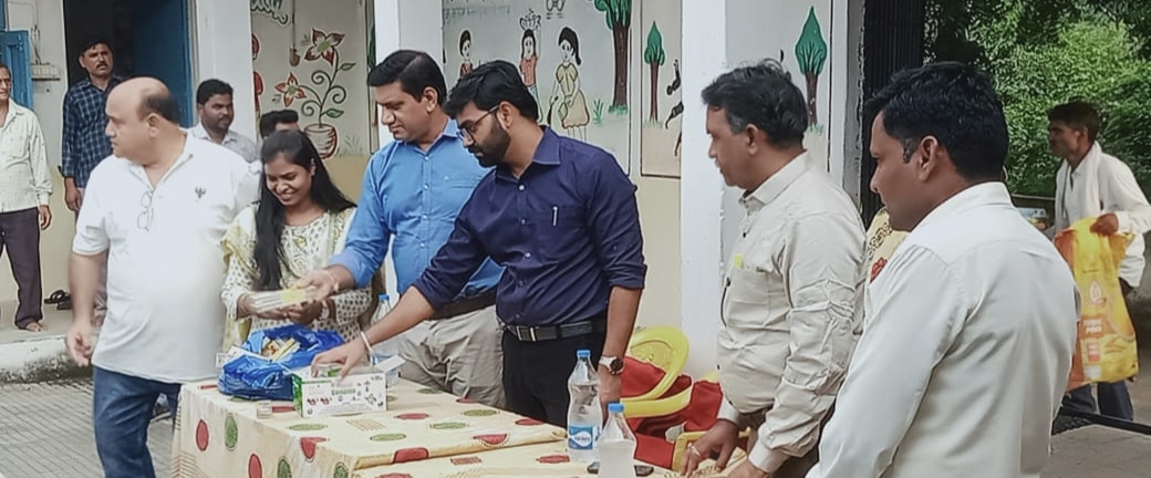 गरीब वर्ग के लोगों और बच्चों के साथ एसडीएम ने मनाई दिवाली, बांटे कपड़े और उपहार 