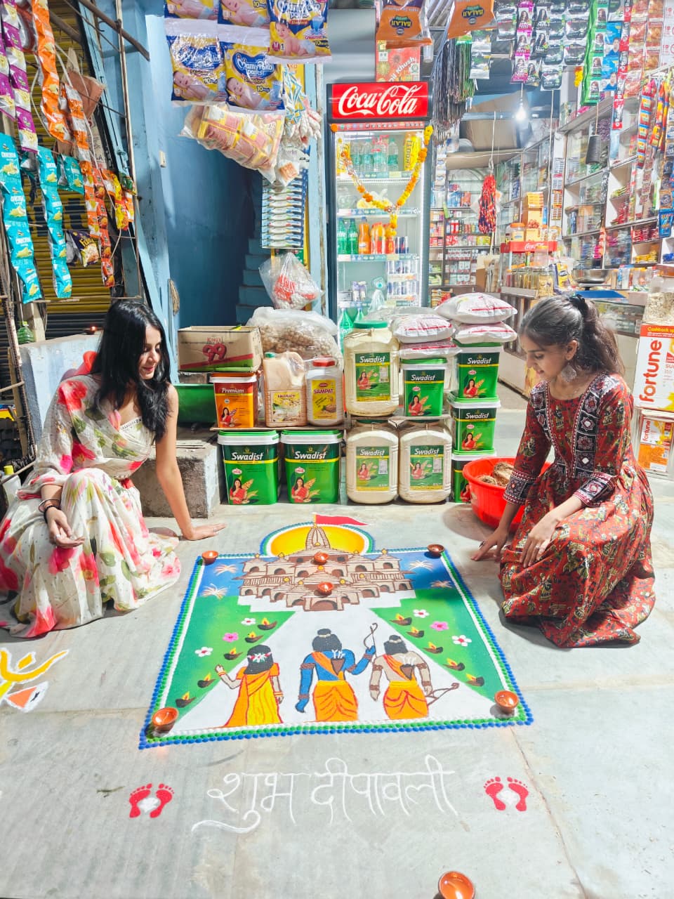 नालछा नगर मैं दीपोउत्सव दीपावली का त्यौहार बड़ी धूमधाम से मनाया गया नागरिकों द्वारा अपने-अपने घर के साज सज्जा  की गई अपने घरों को रोशनी से जगमगा दिया गया अंधेरे को प्रकाश में बदल दिया गयामहिलाओं और बालिकाओं द्वारा अपने घरों के सामने साफ सफाई कर अपने अपने आंगन में रंगोली बनाई गई बाजार हुए गुलजार व्यापारियों में खुशी की लहर दौड़ गई